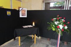 Pohřeb Jana Marka lze sledovat na obrazovce na náměstí