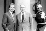 O několik měsíců později se Mitterrand z Paříže zasazoval o Havlovo propuštění z vězení a s pozdějším prezidentem Havlem jej po prvním setkání v prosinci 1988 pojilo trvalé osobní přátelství. Na fotografii jsou oba prezidenti před Elysejským palácem v roce 1990.