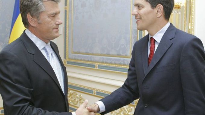 Viktor Juščenko a David Miliband během dnešní schůzky v Kyjevě.