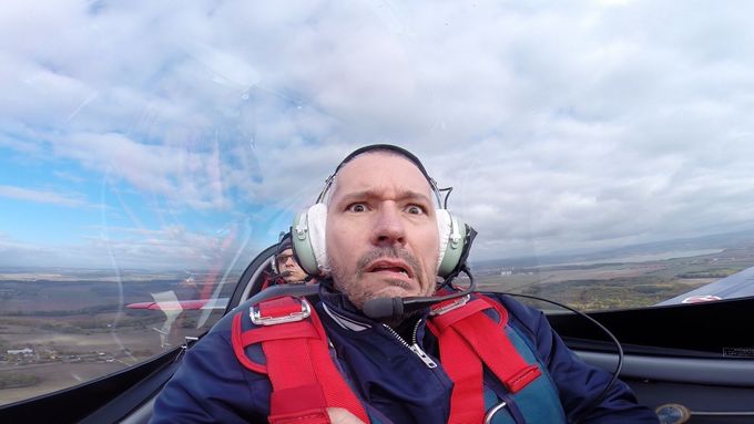 Martin Veselovský měl životní sen proletět se v akrobatickém letadle. Teď se mu splnil, ale za velmi silného větru. Jak to dopadlo? Podívejte se!