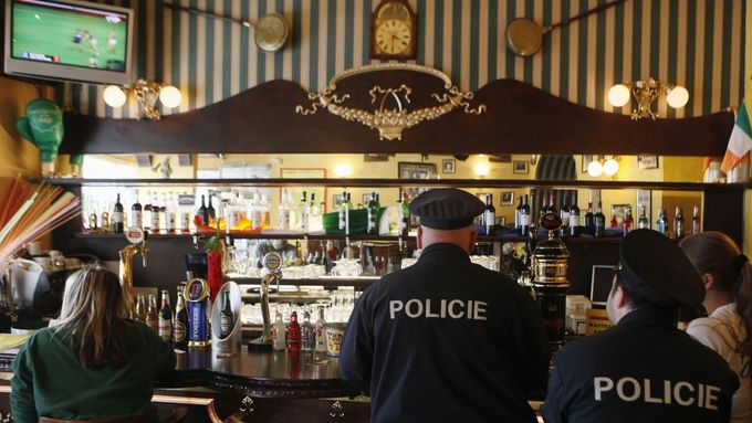 Policejní kontrola v jednom z barů v centru Prahy