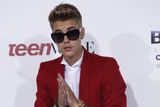 Kanadský zpěvák Justin Bieber si vydělal 58 miliónů dolarů, a to nejenom hudbou. Idol náctiletých dívek totiž vlastní i podíly v internetových firmách Enflick, Tinychat a Spotify.