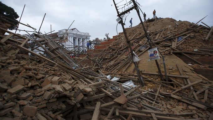 Náměstí v Káthmándú zasypaly sutiny ze zříceného paláce.
