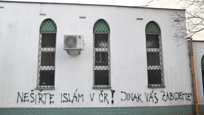 Posprejovaná mešita v Brně