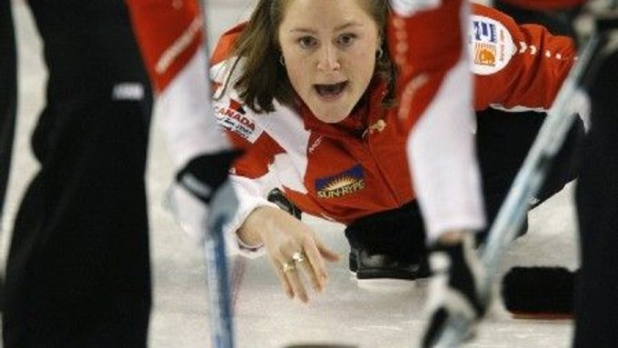 Skipka kanadského týmu Kelly Scottová (uprostřed) odhazuje kámen v zápase proti Itálii na mistrovství světa v japonském Aomori.