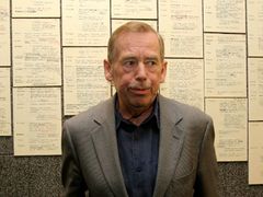 Václav Havel před prvním rukopisem své hry Odcházení, který je vystaven ve foyer divadla Archa.
