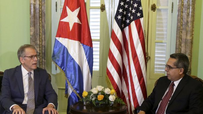 Americký diplomat DeLaurentis hovoří s kubánským ministrem zahraničí Medinou v Havaně.