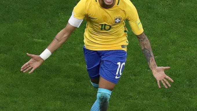 Neymar slaví vstřelený gól v rozhodujícím utkání kvalifikace.