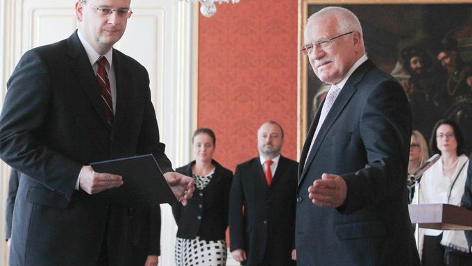 Nový premiér Petr Nečas právě převzal od prezidenta desky se jmenováním