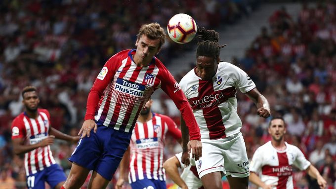 6. kolo španělské ligy 2018/19, Atlético Madrid - Huesca: Antoine Griezmann v souboji s hostujícím Rubenem Semedem