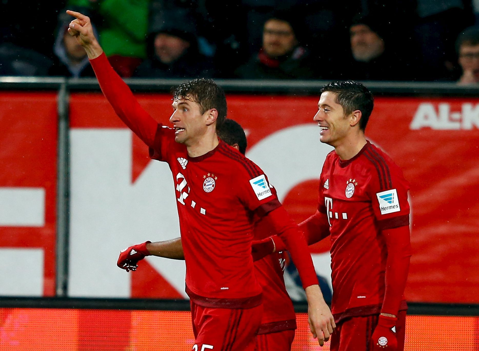Robert Lewandowski a Thomas Müller slaví gól Bayernu