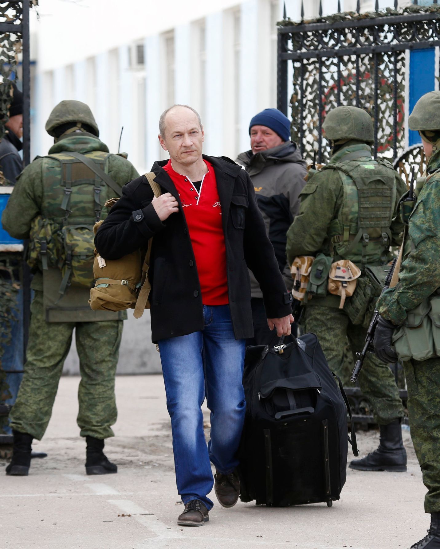 Ukrajinský voják opouští obsazenou základnu v Sevastopolu