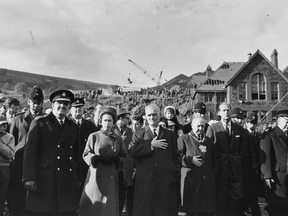 Královna Alžběta II. se o tragédii dozvěděla okamžitě, ale osobně navštívila Aberfan až po osmi dnech. Absence panovnice vyvolala silnou vlnu kritiky veřejnosti i médií.