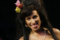 Amy Winehouse týden po smrti ovládla britský žebříček