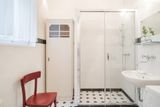 Koupelna se sprchovým koutem je v kombinaci bílé a černé barvy.