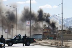Kábulem otřásla série výbuchů, Tálibán zaútočil na třech místech. Nejméně 16 lidí zemřelo