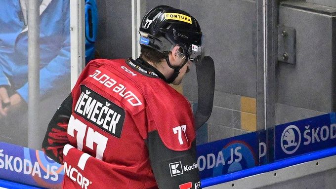 Sparťan David Němeček opouští ledovou plochu poté, co byl vyloučen za sprostý faul v utkání s Plzní.