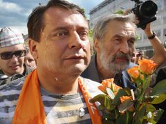 An egg war against the Social Democrats burst out during the pre-election campaign.