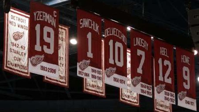 Do hokejové Síně slávy byl uveden také dlouholetý kapitán Detroitu Red Wings Steve Yzerman
