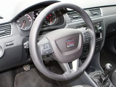 Toledo od rapidu odlišuje volant, grafika přístrojů i třeba hlavice řadicí páky.