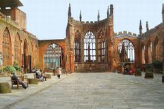 Slavné vybombardované katedrále v Coventry hrozí zánik