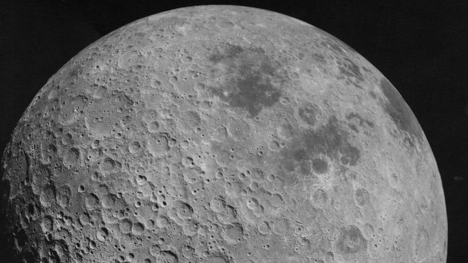 Odvrácená strana Měsíce pořízená astronauty mise Apollo 16