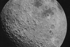 Měsíc se otřásá a mění tvar, popsali vědci ve studii. Použili 50 let stará data