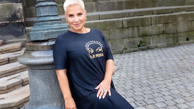 Dagmar Pecková je operní divou, spisovatelkou, organizátorkou festivalu a nyní i šansonovou zpěvačkou.