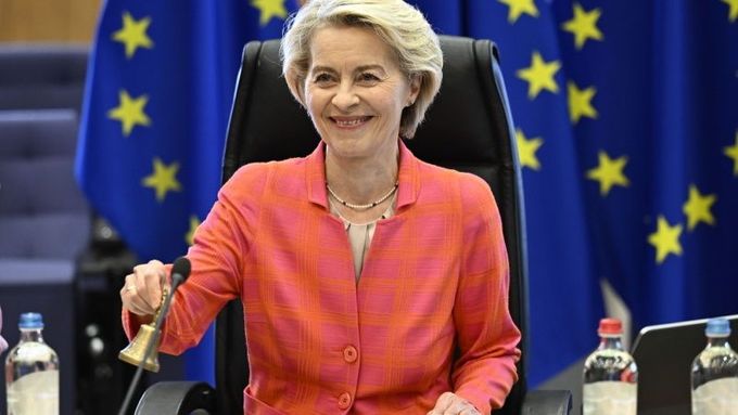 Ursula Von der Leyenová , předsedkyně Evropské komise, zvoní na začátku zasedání kolegia komisařů v sídle Evropské komise v Bruselu (Belgie).