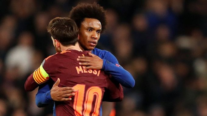 Hrdinové zápasu v objetí. Lionel Messi a Willian.