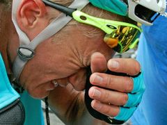 Vyčerpaný kazašský cyklista Alexander Vinokurov v cíli etapy Tour de France v Brianconu.