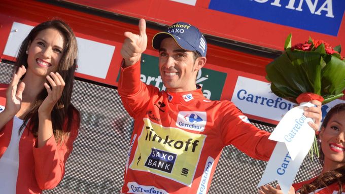 Alberto Contador v červeném trikotu lídra Vuelty