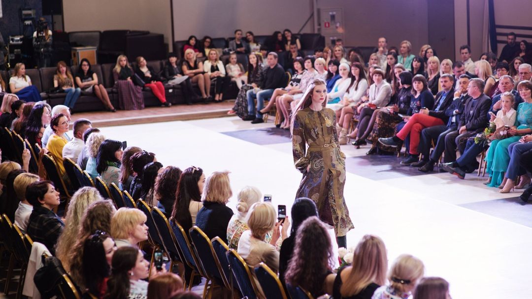 Módní trendy a styling na jaro-léto 2023