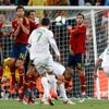 Cristiano Ronaldo zahrává volný přímý kop během semifinálového utkání mezi Portugalskem a Španělskem na Euru 2012.