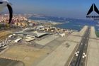 Silné turbulence a vozovka přes ranvej. Letiště na Gibraltaru patří k nejnebezpečnějším na světě