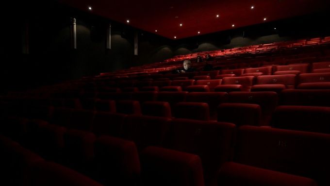 Téměř prázdný sál v moskevském kině Okťabr. Snímek pochází z letošního dubna.
