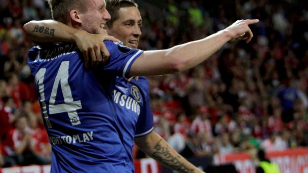 Torres a Schuerrle a slaví gól Chelsea v Superpoháru