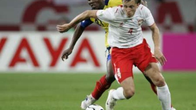 Polský reprezentant Marcin Baszczynski (vpředu) bojuje o míč s Carlosem Tenoriem z Ekvádoru.