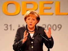 Kancléřka Angela Merkelová řeční v centrále Opelu v německém Ruesselsheimu.