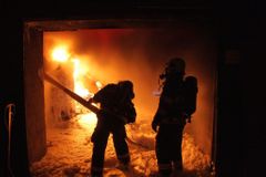 Na sídlišti hořelo, hasiči museli evakuovat 10 lidí