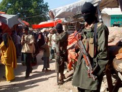 Příslušníci milic Aš Šabáb hlídkují na tržišti Bakara v Mogadišu