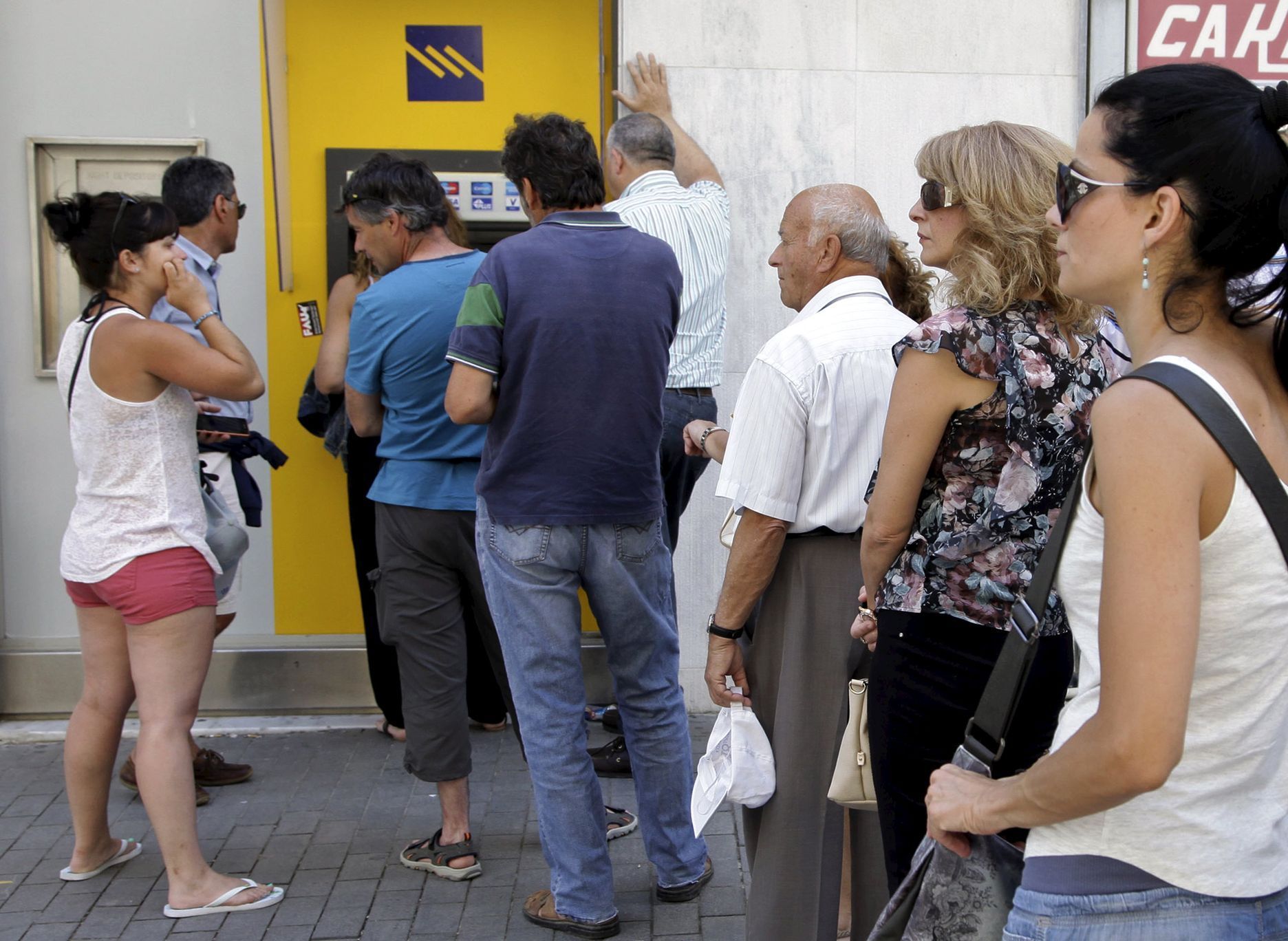 Fronty před bankomatem banky Piraeus na Krétě
