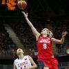 Česká basketbalistka Hana Horáková se snaží dostat míč do sítě přes Číňanku Zengju Maovou v turnaji OH 2012 v Londýně.