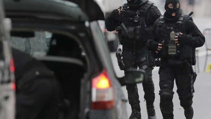 Foto: Smrt policistky, exploze u mešity. Francie dál trne