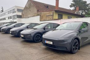 První kilometry s "chudou příbuznou". Jak moc laciná je Tesla Y ve verzi Standard?
