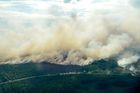 Švédům pomáhá zvládnout lesní požáry pět států. Hoří už na 53 místech a zemi čekají další horké dny