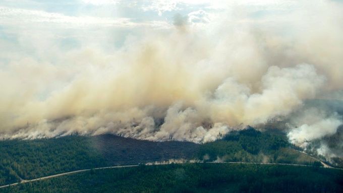 Ve Švédsku kvůli extrémnímu počasí hoří lesy.