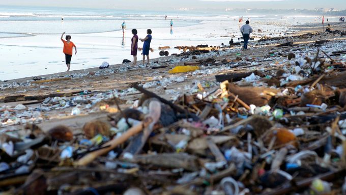 Pláže na Bali zavalené odpadky (ilustrační foto).