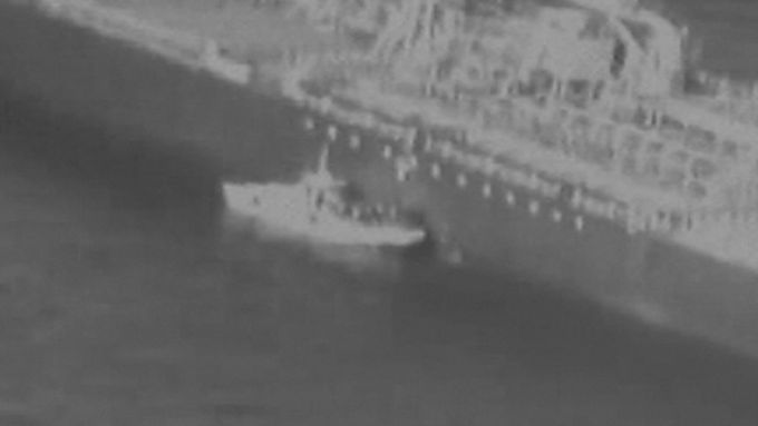 Spojené státy zveřejnily záběry, které podle nich dokazují íránskou vinu na útoku na dvojici tankerů v Ománském zálivu.