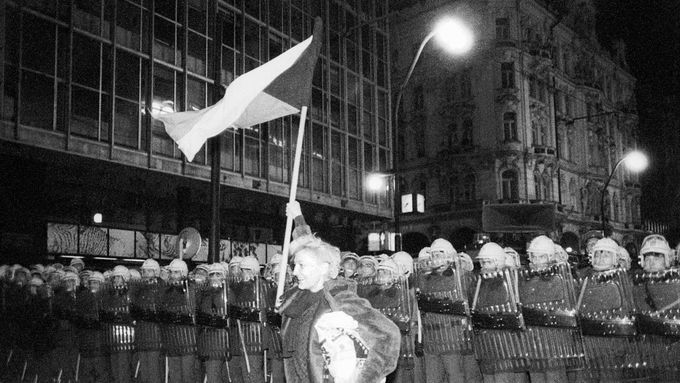 Policejní kordon proti demonstrantům na Národní třídě v Praze 17. listopadu 1989.